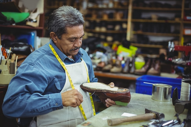 shoemaker-repairing-shoe_107420-49387.jpg